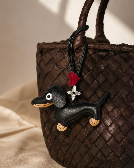 Dackel Taschenanhänger Edelweiß - schwarz