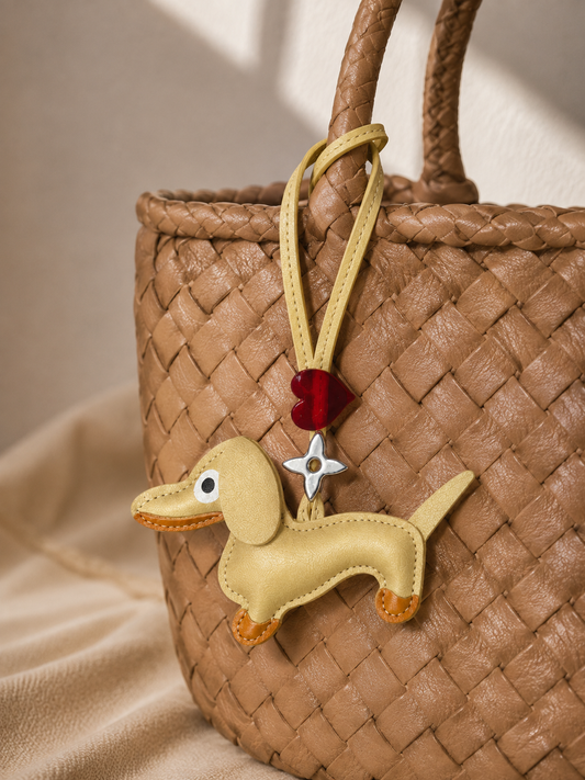 Dackel Taschenanhänger Edelweiß - beige