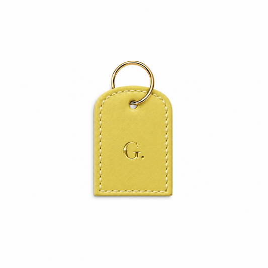 Buchstaben Tag Classy butter yellow von ALECOO, Buchstabe in Goldfolie, goldener Ring