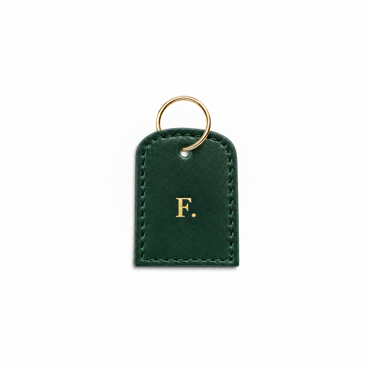 Buchstaben Tag Classy dark green von ALECOO, Buchstabe in Goldfolie, goldener Ring
