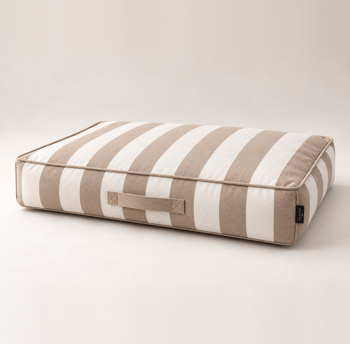 Hundematratze Stripes taupe von ALECOO vor hellem Studiohintergrund