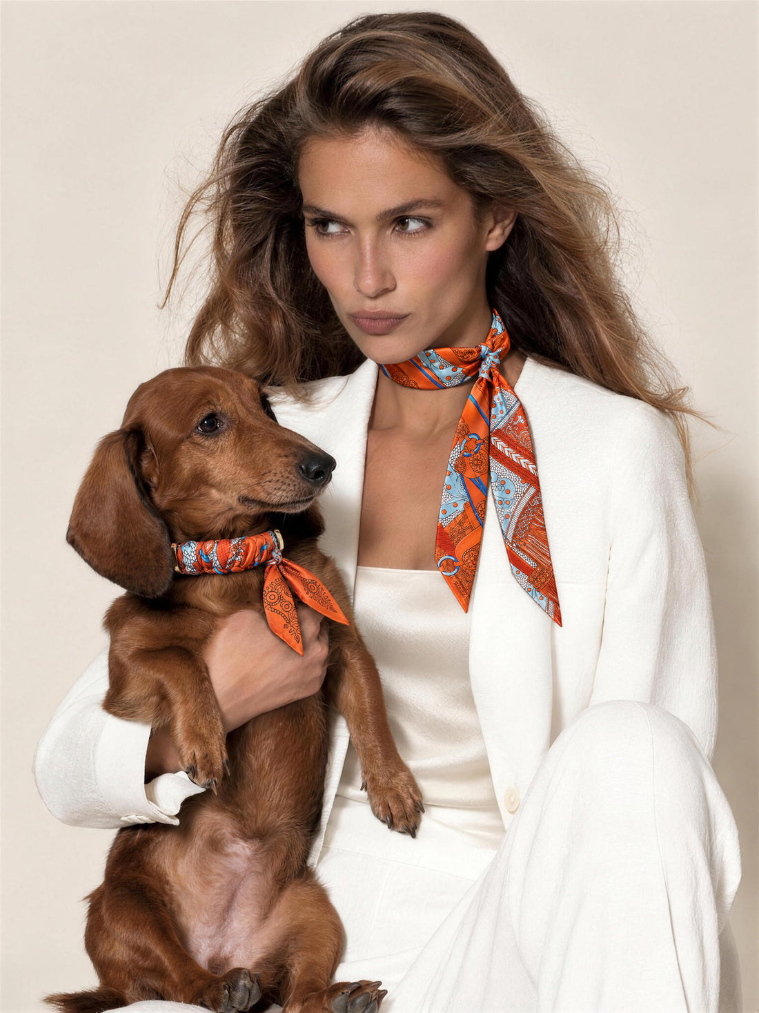 Frau mit Twilly-Tuch und Dackel mit passendem Twilly-Halsband