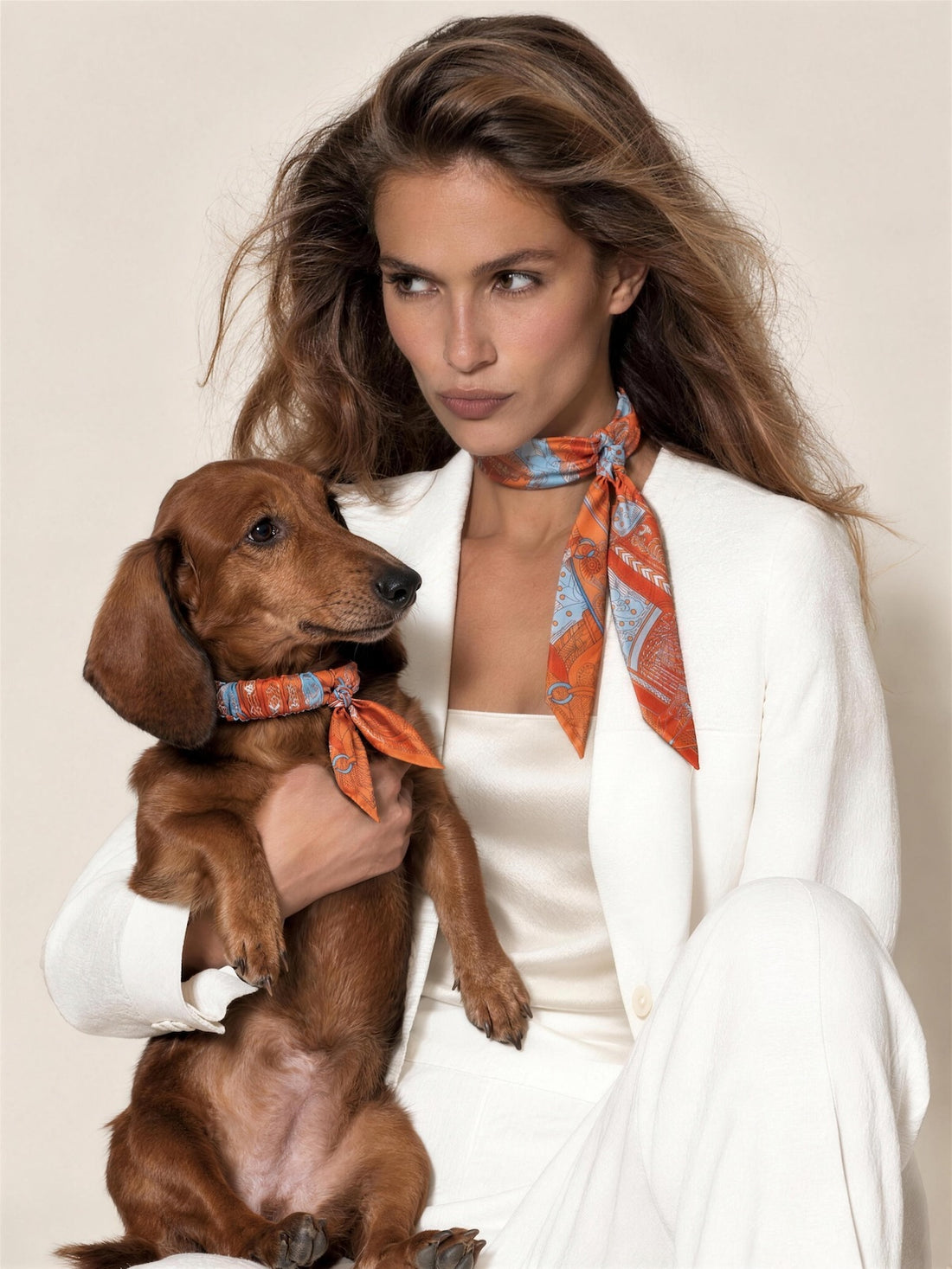 Frau mit Twilly-Tuch und Dackel mit passendem Twilly-Halsband